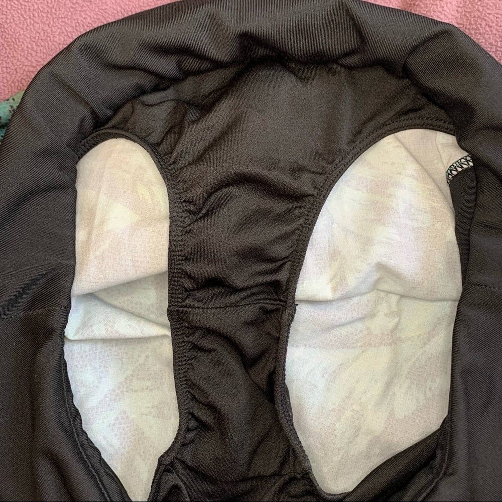 Athleta Green/Black Tropical Running Shorts Size XS - Picture 6 of 7